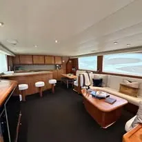 Interior de la embarcación con sala y vista al mar