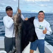 Equipo mostrando un pez vela